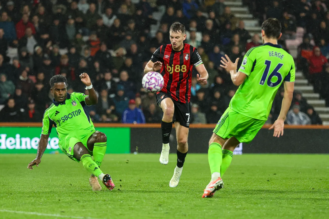 大卫・布鲁克斯因轻微腿筋伤势缺阵，伯恩茅斯主帅伊劳拉赛前更新阵容情况